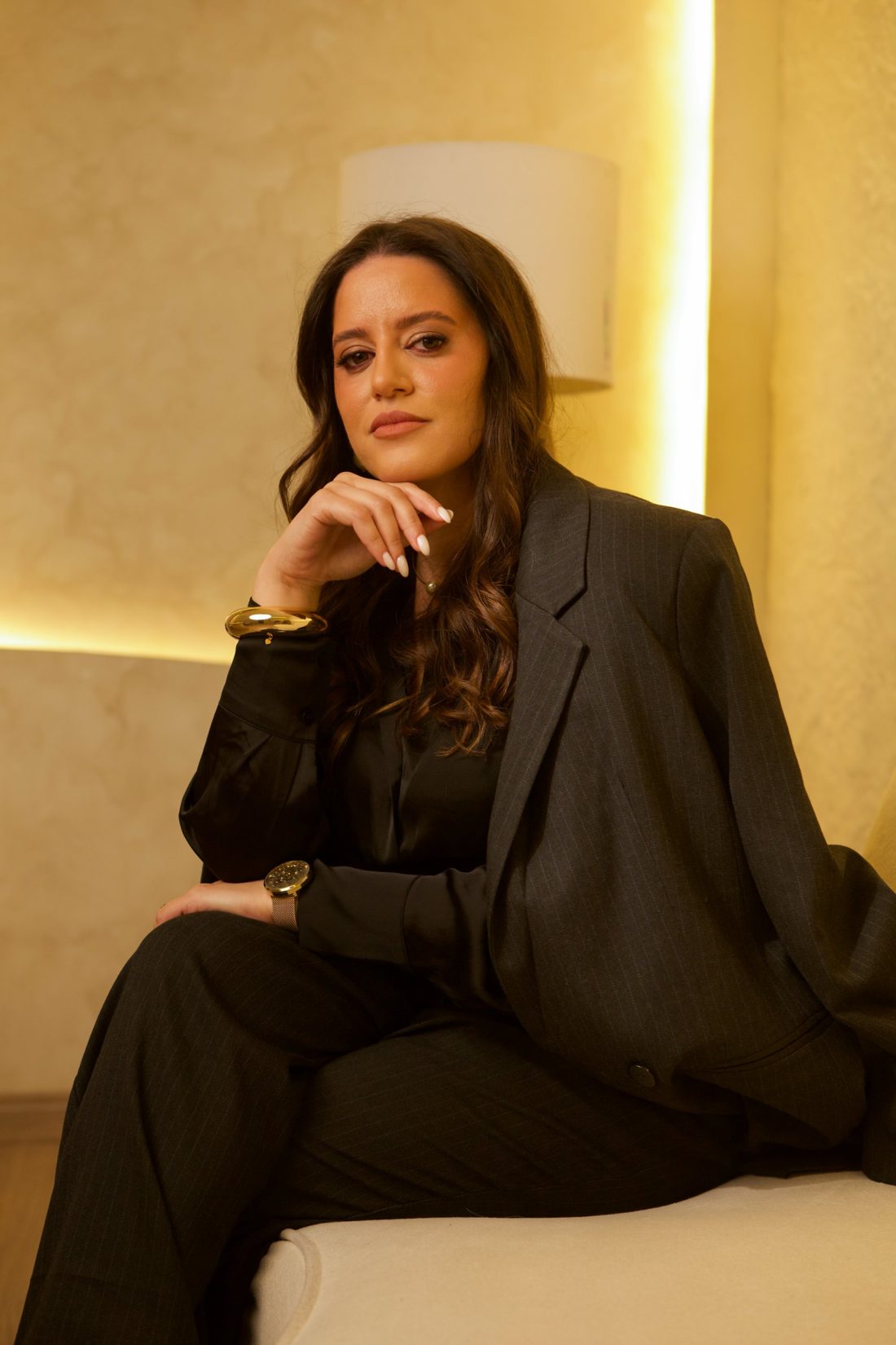 Alanna Chaves sentada, em retrato profissional